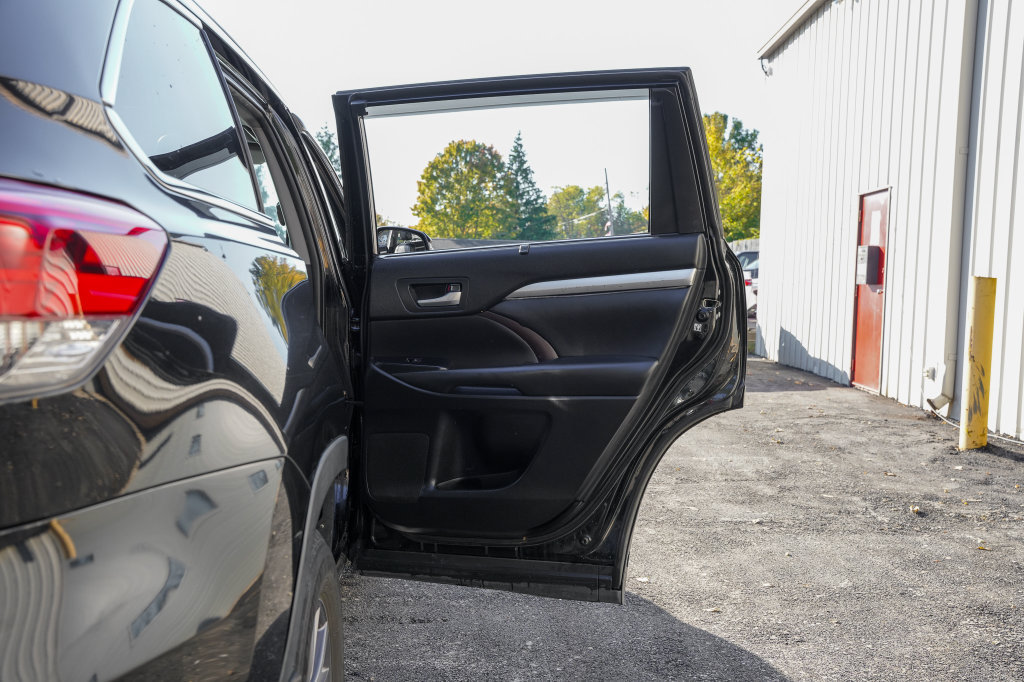 Used 2019 Toyota Highlander XLE AWD/4WD image 38