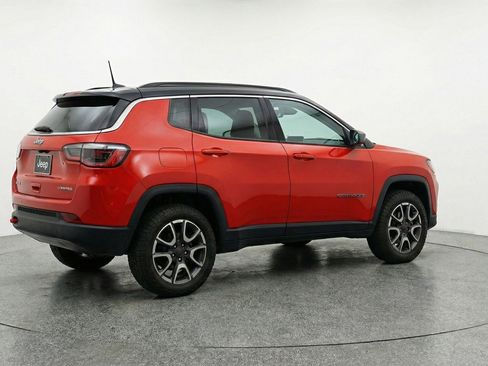 Used 2025 Jeep Compass Trailhawk AWD/4WD image 9