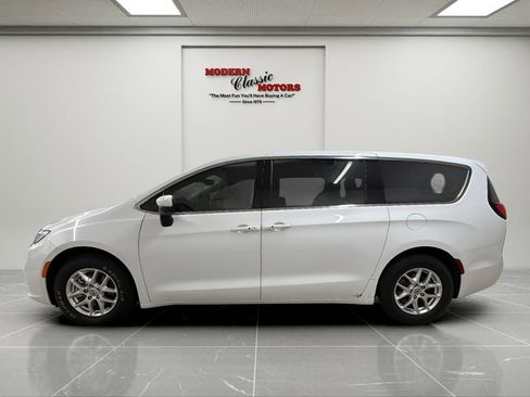 Used 2023 Chrysler Pacifica Touring-L FWD image 4