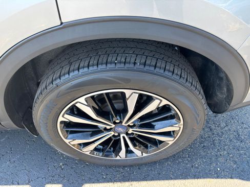 Used 2022 Ford Escape SE w/ SE Sport Appearance Package image 8