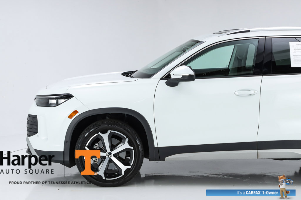 New 2025 Volkswagen Tiguan SE w/ Panoramic Sunroof Package AWD/4WD image 3