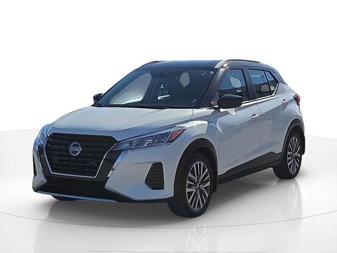 Used 2021 Nissan Kicks SV image 2