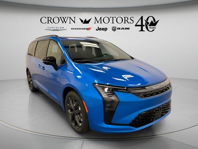 New 2027 Chrysler Pacifica Limited w/ Family Tech Group