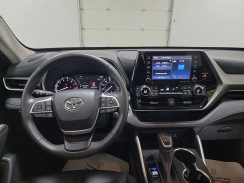 Used 2022 Toyota Highlander XLE AWD/4WD image 12