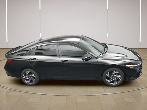 Used 2025 Hyundai Elantra Sport FWD image 31