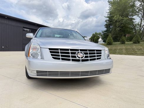Used 2009 Cadillac DTS w/ Trunk Convenience Package FWD image 3