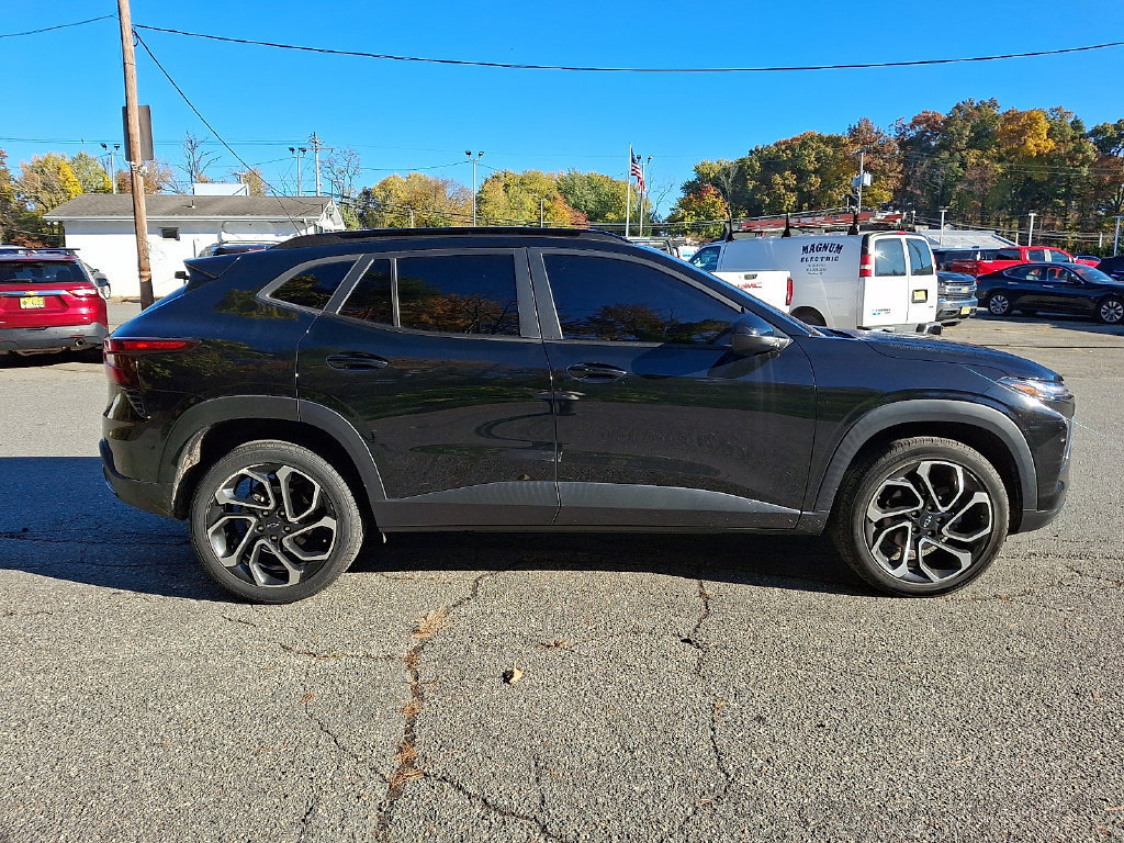 Used 2024 Chevrolet Trax RS w/ Sunroof Package FWD image 8