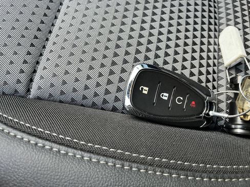 Used 2025 Chevrolet Trax LT w/ LT Convenience Package FWD image 19