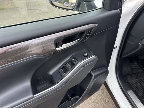 Used 2022 Toyota Highlander Platinum image 13