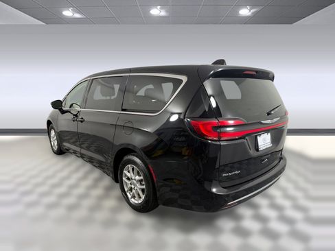Used 2024 Chrysler Pacifica Touring-L FWD image 3