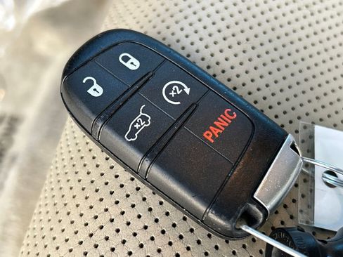 Used 2017 Jeep Grand Cherokee Overland image 36