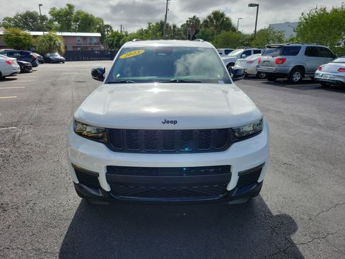 Used 2023 Jeep Grand Cherokee L Limited w/ Black Appearance Package image 4