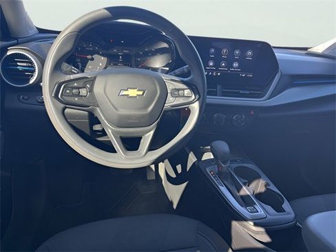 Used 2025 Chevrolet Trax LS w/ LS Convenience Package image 14