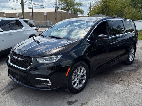 Used 2026 Chrysler Pacifica Limited FWD image 1