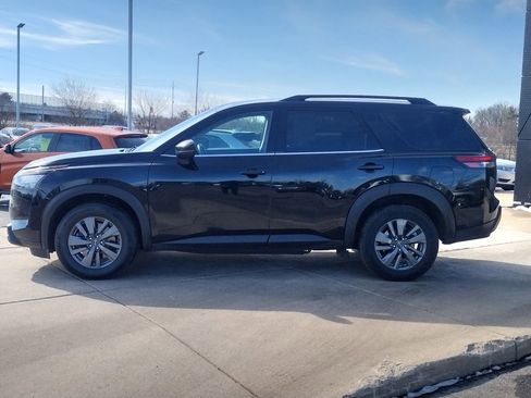 Used 2023 Nissan Pathfinder SV image 9