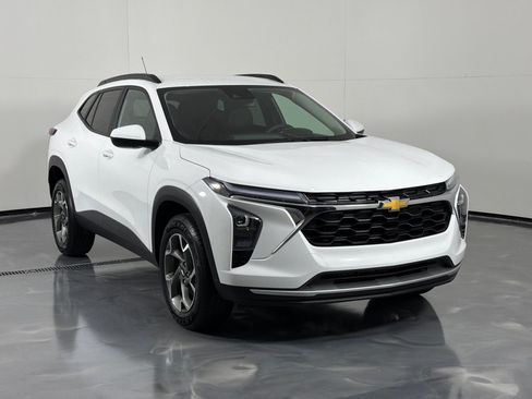 Used 2025 Chevrolet Trax LT FWD image 3
