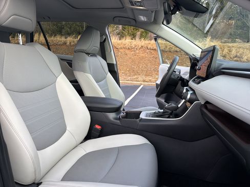 Used 2023 Toyota RAV4 Limited image 20