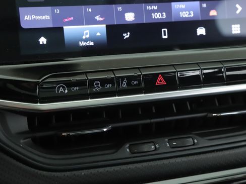 Used 2024 Jeep Compass Latitude w/ Sun and Sound Group image 14