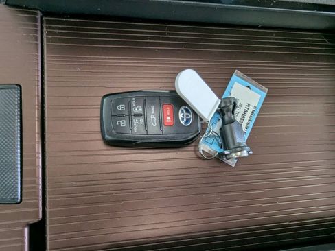 Used 2021 Toyota Sienna XLE FWD image 28