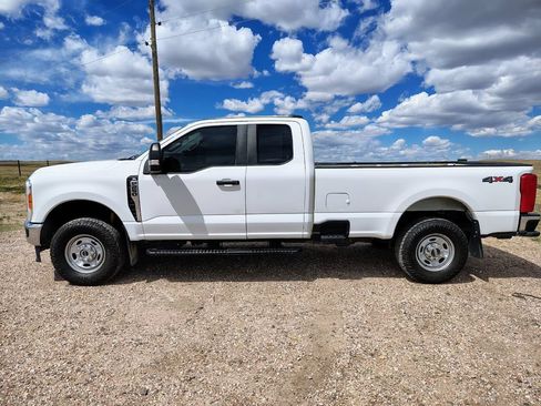 Used 2023 Ford F250 XL w/ Snow Plow/Camper Package AWD/4WD image 2