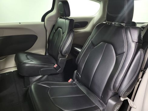 Used 2023 Chrysler Pacifica Touring-L FWD image 19