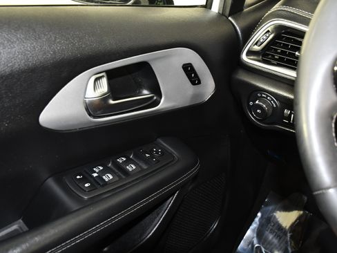 Used 2025 Chrysler Pacifica Limited FWD image 32