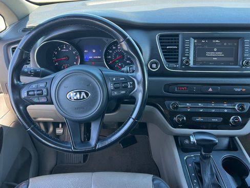 Used 2017 Kia Sedona LX w/ LX Essentials Premium Package FWD image 11