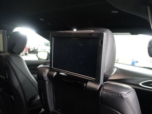 Used 2020 Chrysler Pacifica Touring-L Plus w/ Advanced Safetytec Group FWD image 25