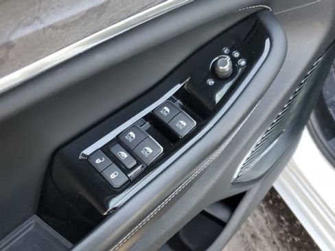 Used 2022 Jeep Grand Cherokee Overland w/ Advanced Protech Group III image 11