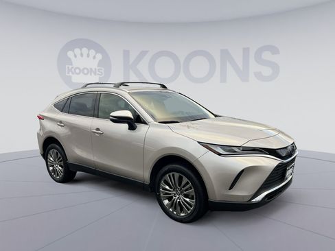 Used 2022 Toyota Venza XLE image 10