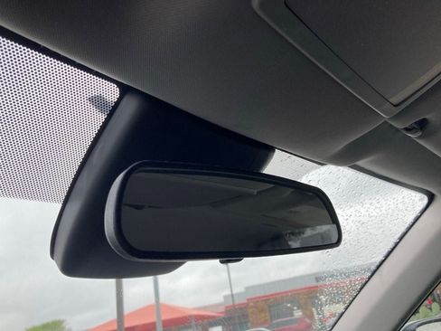 Used 2025 Toyota Highlander LE image 26