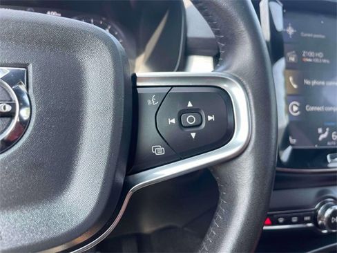 Used 2020 Volvo XC40 T5 Momentum w/ Protection Package Premier image 23