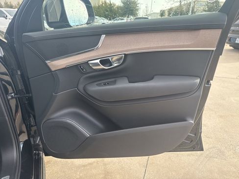 Certified 2025 Volvo XC90 B6 Plus image 10