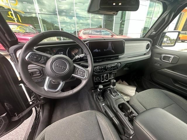 Used 2025 Jeep Wrangler Unlimited Sahara AWD/4WD image 40