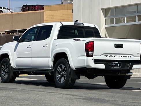 Used 2018 Toyota Tacoma TRD Sport w/ Technology Package RWD image 5