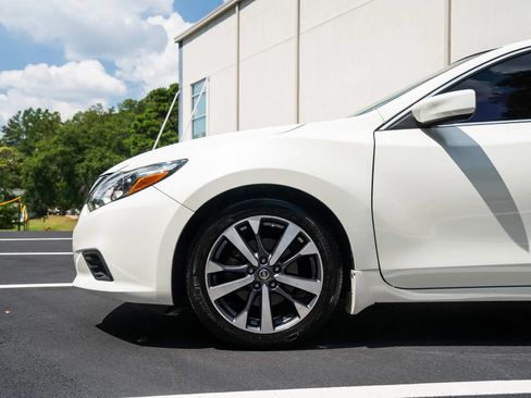 Used 2016 Nissan Altima 2.5 SR w/ LED Appearance Package FWD image 3