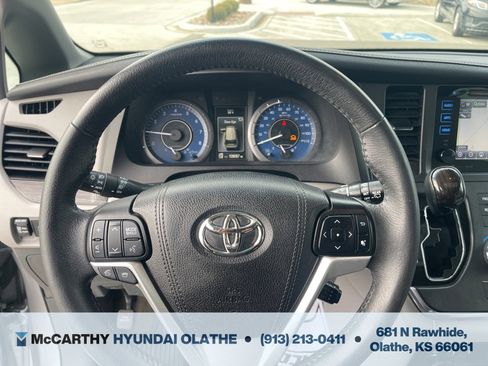 Used 2017 Toyota Sienna XLE image 7
