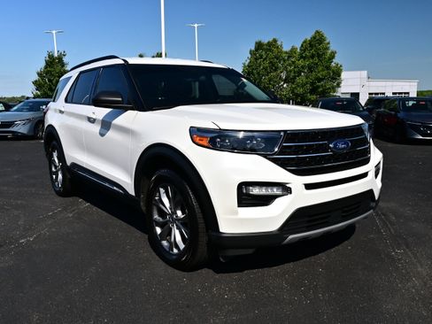 Used 2022 Ford Explorer XLT w/ Equipment Group 202A AWD/4WD image 2