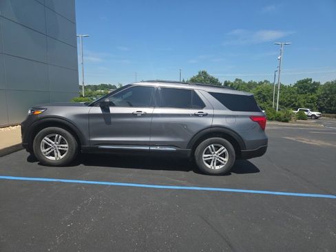 Used 2021 Ford Explorer XLT w/ Equipment Group 202A AWD/4WD image 3