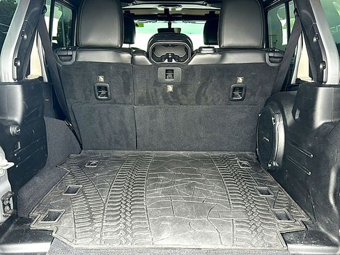 Used 2018 Jeep Wrangler Unlimited Sahara AWD/4WD image 21