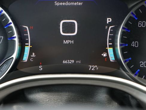 Used 2024 Chrysler Pacifica Touring-L FWD image 19