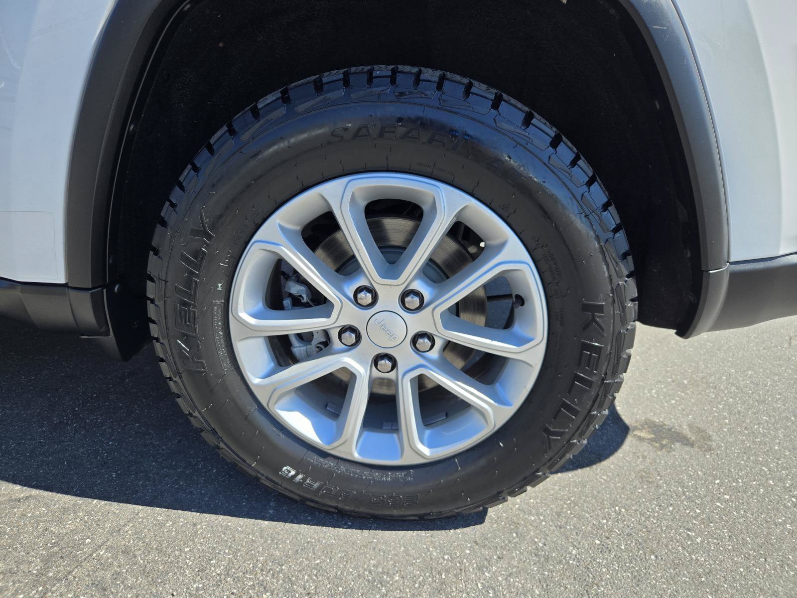 Used 2021 Jeep Grand Cherokee Laredo RWD image 37