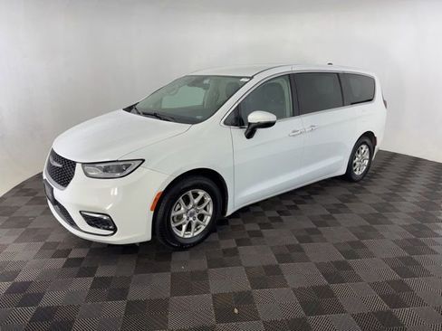 Used 2023 Chrysler Pacifica Touring-L FWD image 3