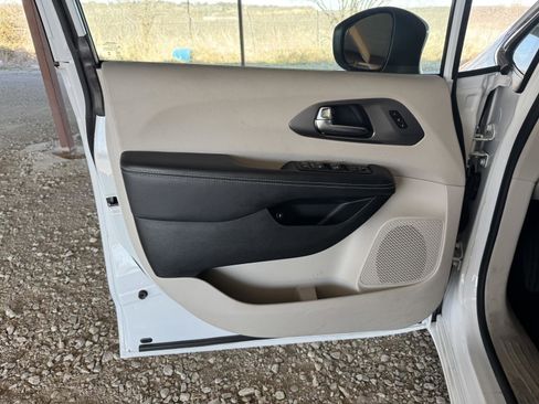 Used 2023 Chrysler Pacifica Touring-L image 21