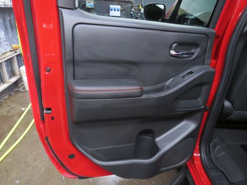 Used 2025 Nissan Frontier PRO-4X image 10