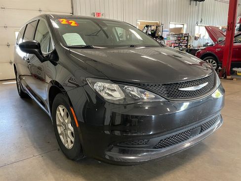 Used 2022 Chrysler Voyager LX FWD image 4