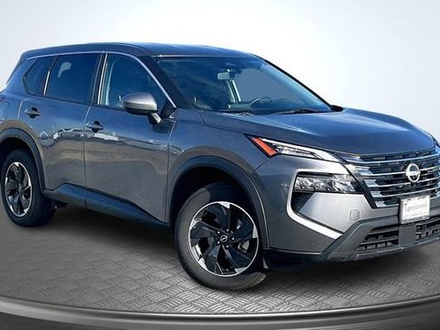 Used 2024 Nissan Rogue SV image 3