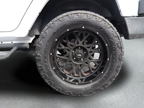 Used 2017 Jeep Wrangler Unlimited Sahara w/ Connectivity Group AWD/4WD image 39
