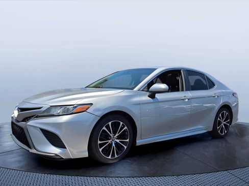 Used 2018 Toyota Camry SE w/ Moonroof Package FWD image 2