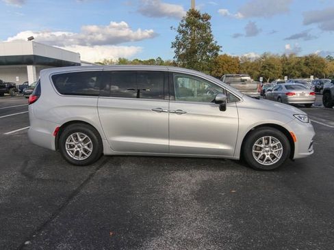 Used 2023 Chrysler Pacifica Touring-L FWD image 11
